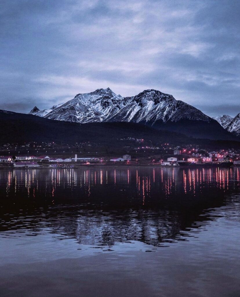 vista de la ciudad de Ushuaia al atardecer