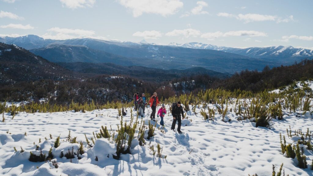 Caminata con raquetas en paisaje nevado de San Martín de los Andes