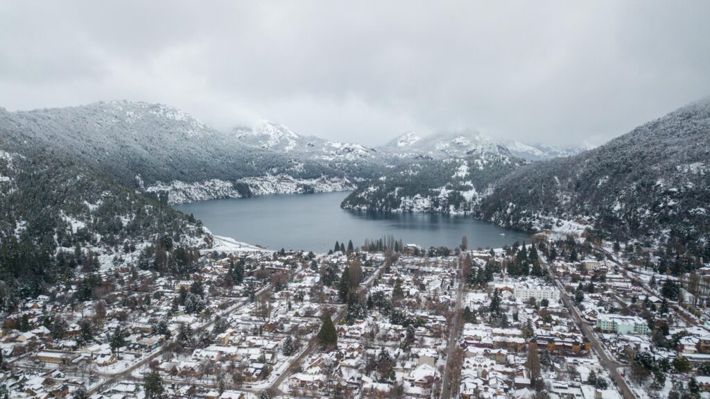 Toma aérea de San Martín de los Andes en invierno