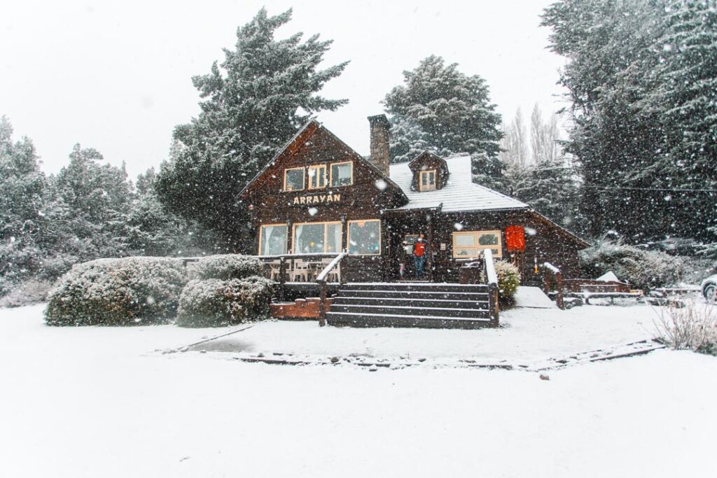 Exterior de la Casa de Te Arrayan con nieve, San Martín de los Andes