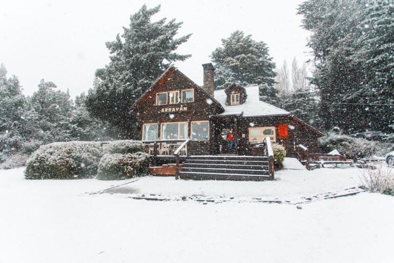 Exterior de la Casa de Te Arrayan con nieve, San Martín de los Andes fotografía de Gustavo Arias @gusariase