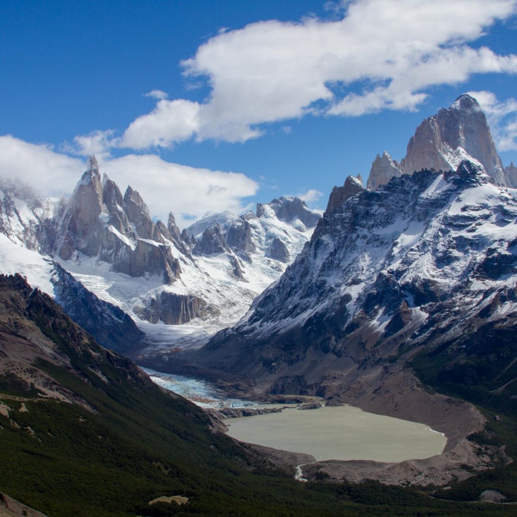 Paisaje con montañas y laguna en El Chaltén