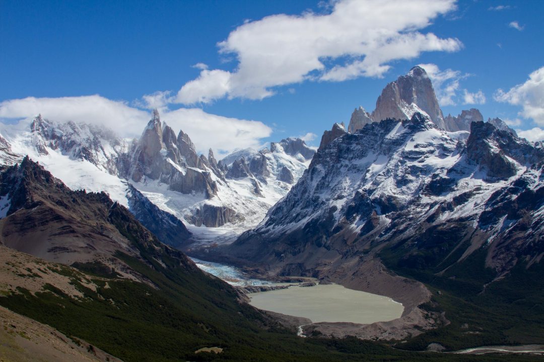 Paisaje con montañas y laguna en El Chaltén