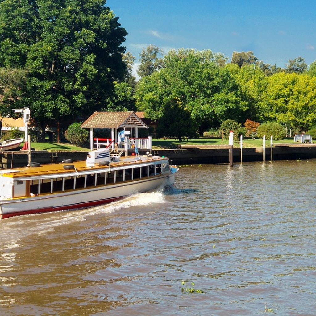 Lancha navegando en el Delta de Tigre