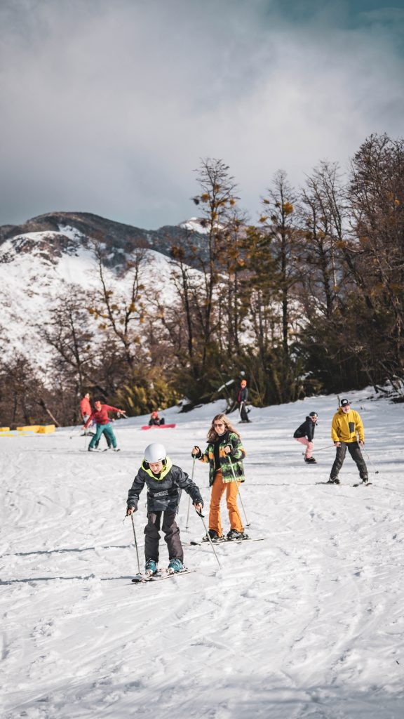 Esquiadores en Lago Hermoso Ski Resort