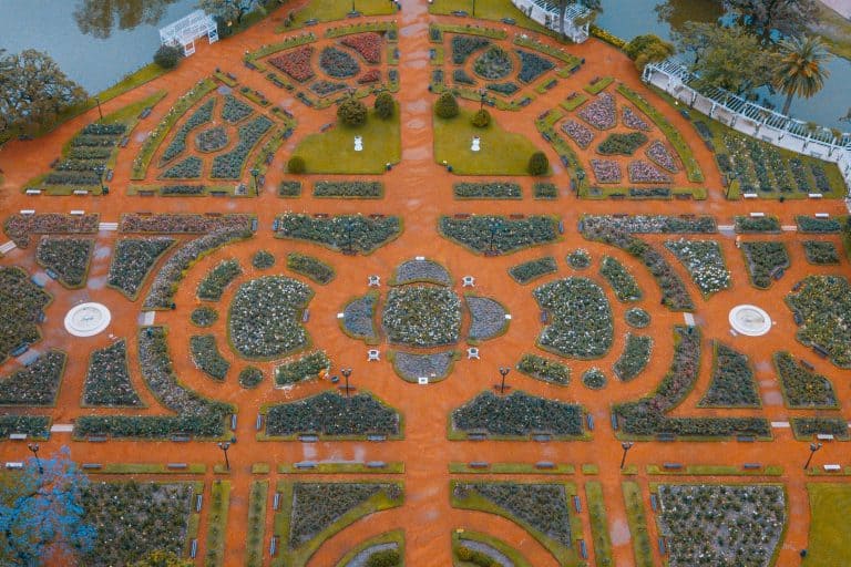 Jardín botánico con senderos y áreas verdes en Argentina, ideal para turismo y paseos culturales.