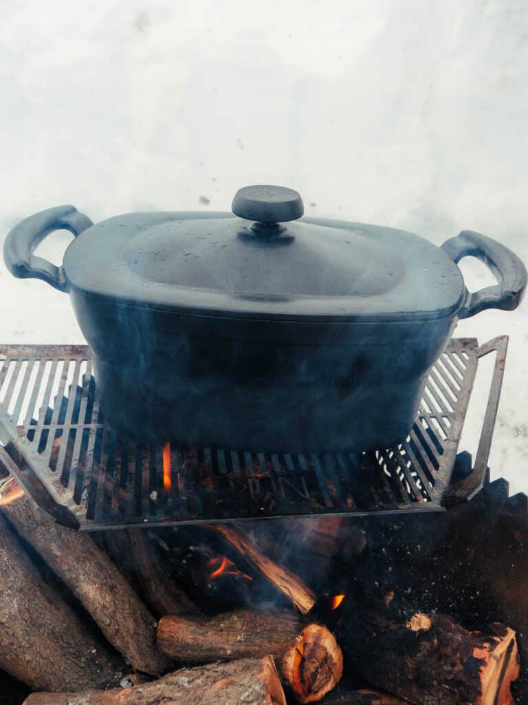 olla de hierro al fuego en medio de la nieve