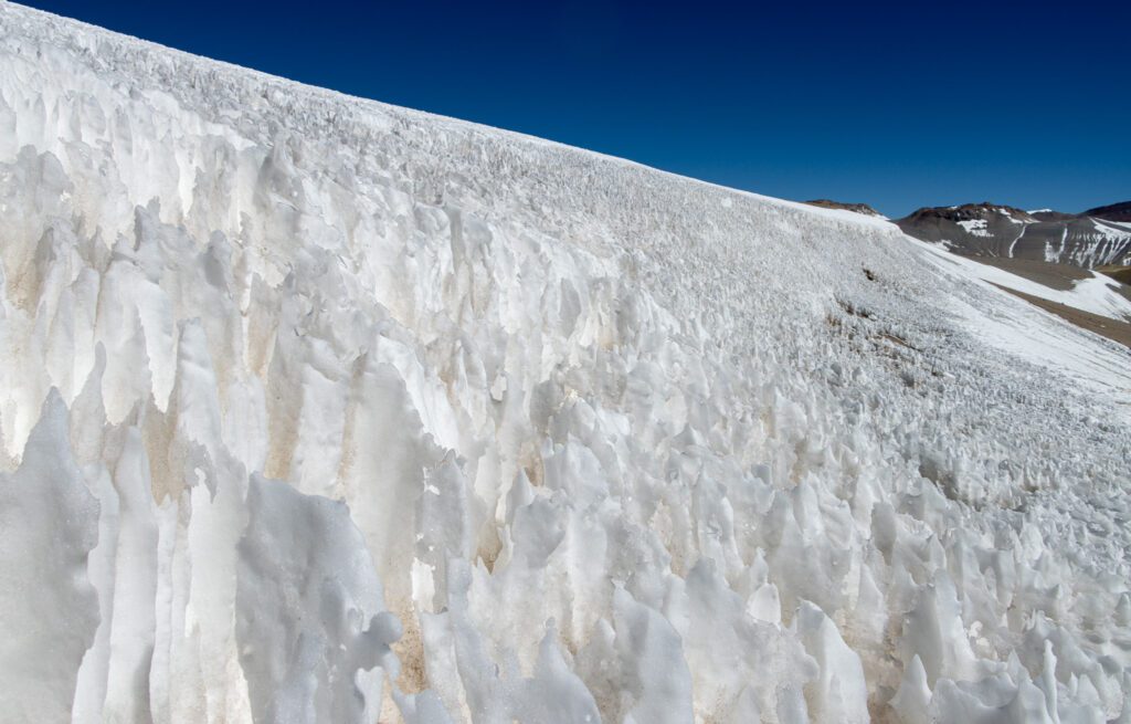 Campo de penitentes de nieve, las afiladas agujas de hielo que se forman en la alta cordillera riojana cerca del Corona del Inca