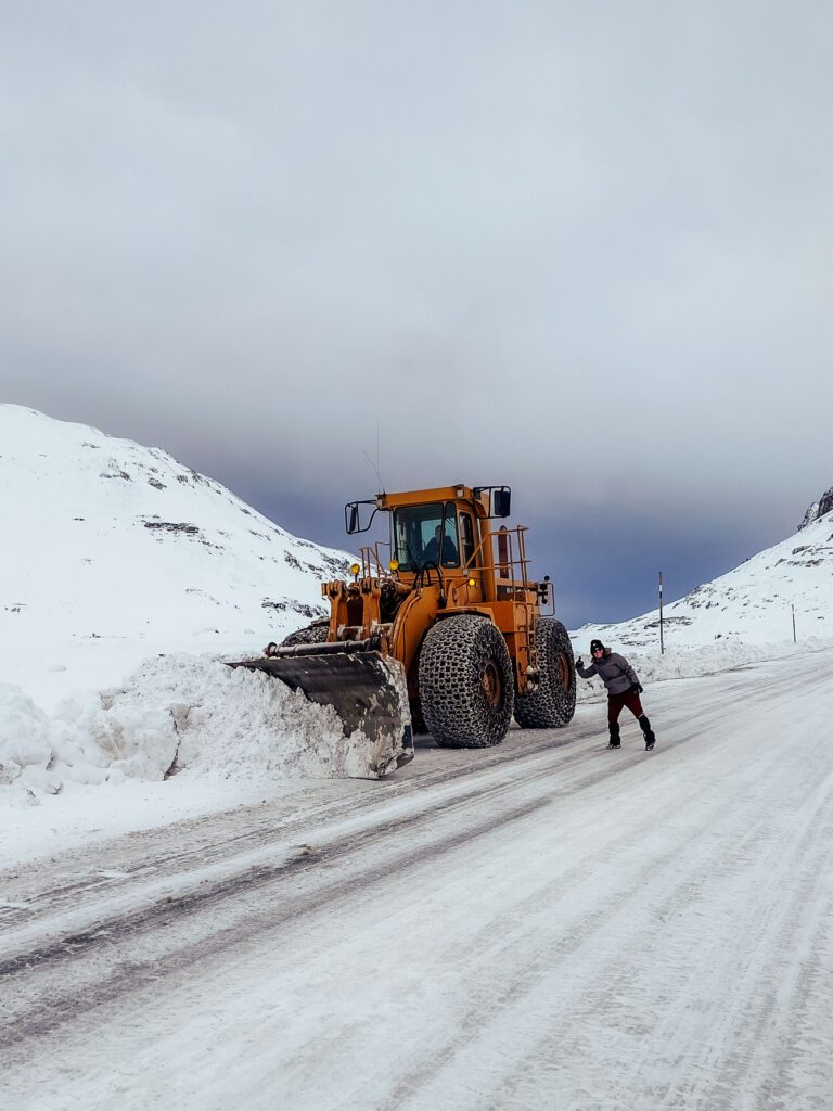 caviahue en invierno tractor sacando la nieve de las rutas de caviahue