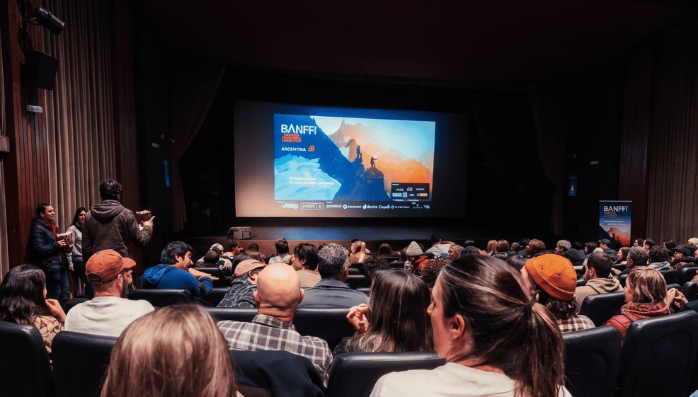 Sala llena de espectadores en el Centro cultural cotesma, fotografía de Gustavo Arias