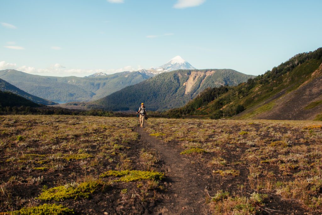 personas caminando con el volcán de fondo