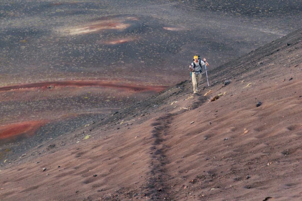 persona subiendo una montaña